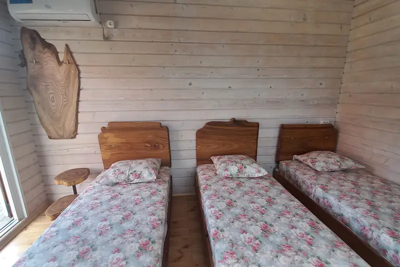 Спальные места в номере «Изба» — гостиница АльДэн