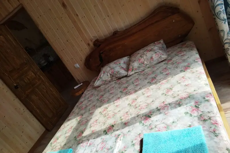 Кровать в семейном номере гостиницы АльДэн, Голубицкая