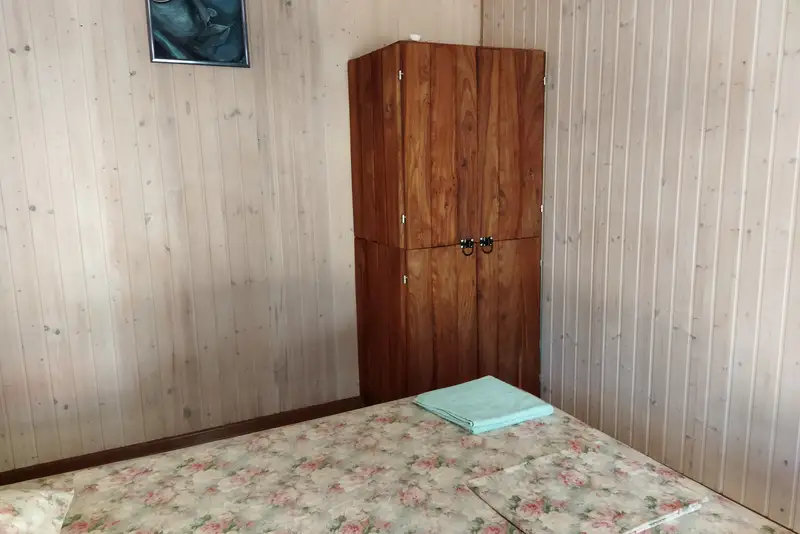Шкаф в 5-местном номере гостиницы АльДэн